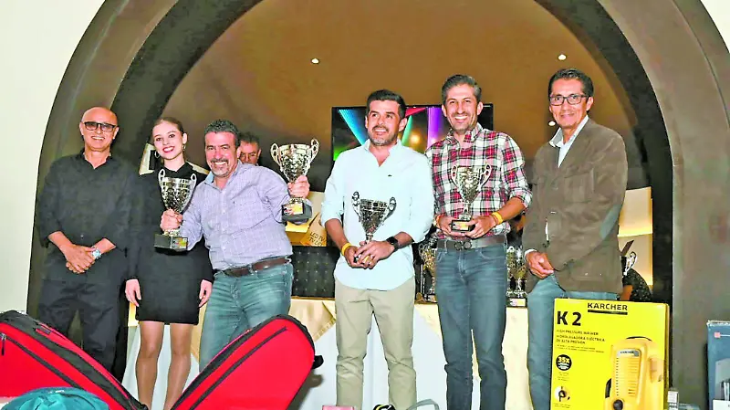 Felices los tenistas con sus trofeos